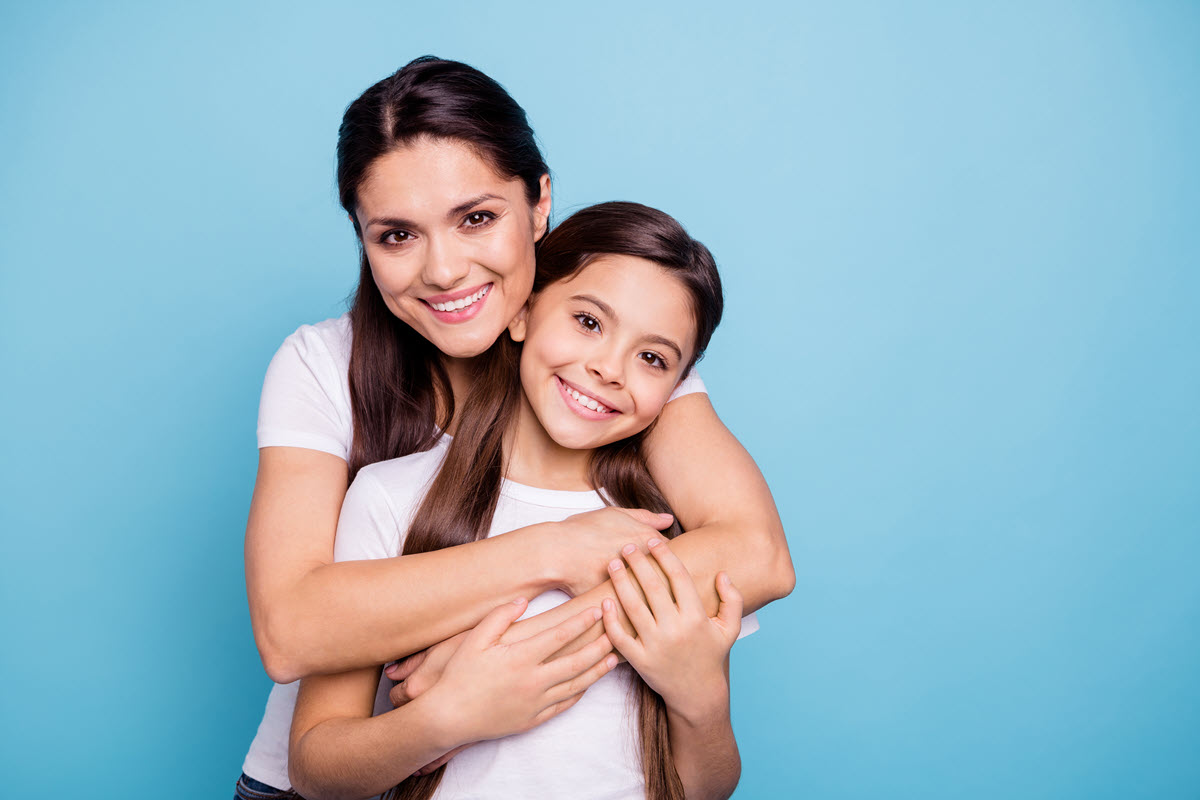 madre e hija sonriendo