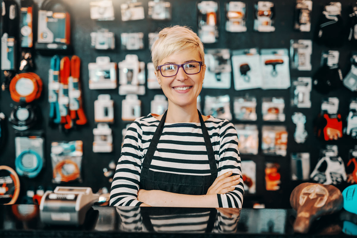 mujer en la tienda